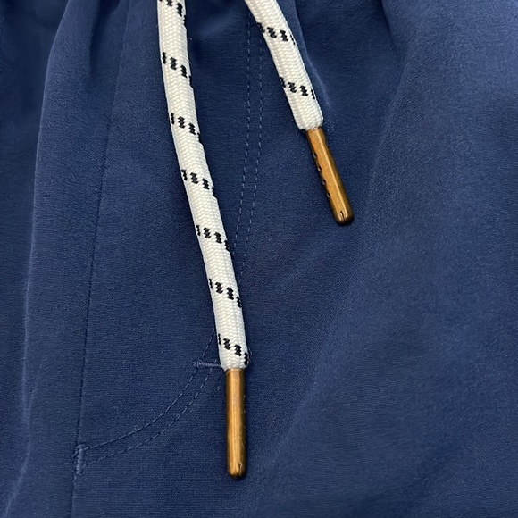 Vineyard vines pull on shorts. - Picture 2 of 5